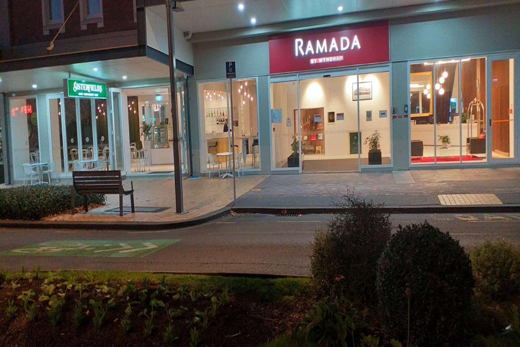 Ramada By Wyndham, Hamilton City Center Dış mekan fotoğraf